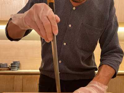 Ad accompagnare le pietanze vengono poi serviti vari tipi di liquori tradizionali preparati direttamente dall�executive chef giapponese Hirotsugu Aisu. Quest�ultimo � autore di uno dei primi libri italiani sul sushi ed � anche un artista con numerose mostre ed esposizioni alle spalle